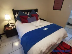 Harties Double Bed studio - Kitchenette Hartbeespoort dam - Image 3