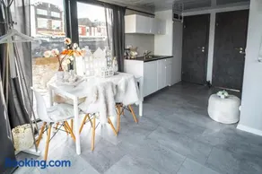 The Grey Pearl Houseboat - Image 2