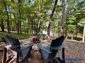 Pine Bluff on the Lake - Image 1