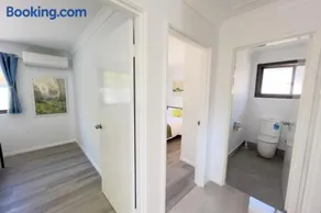 B3 Near Airport - Cozy Home, Walk to Shops & Eats - Image 4