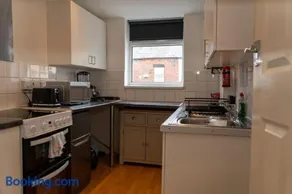 Apartment Sleeps 4 with WiFi & Garden - Image 2