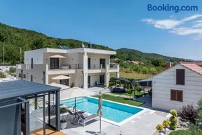 Countryside family villa with pool Zmina - Image 2