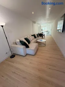 Maison rénovée de 3 chambres - confortable, calme et spacieuse - Image 1