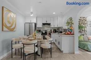 Entire Private House with King Bed, Yard, 5 Bedrooms, 3 Bathrooms, Available Now - Image 4