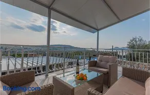 Four-Bedroom Holiday Home In Primosten - Image 4