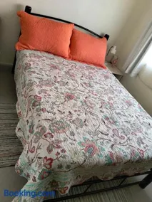 Apt with Kitchen, private BTH & WiFi, Up to 3 Guests - Image 1