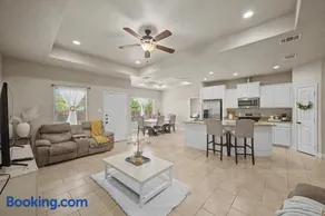 Custom 3BR near Dickies, TCU & Stockyards - Image 1