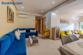 Spacious apartment with pool - Image 4
