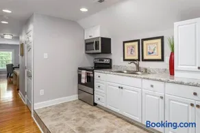 The Sky Deck 2 bed 2 bath with LR, DR, Kitchen, Laundry & Deck - Image 2