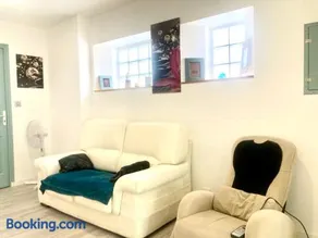 "L'Echapée Belle" Maison de village climatisée de 45m2 à proximité de Carcassonne,1 chbre à l'étage vue panoramique sur les pyrénées, cuisine équipée,1Salon,1 sdb, Wifi, Parking gratuit, Netflix,Canal sat, Fauteuil massant - Image 2