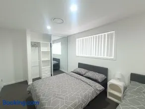 Peaceful Retreat in Modern and Spacious House - OR9 - Image 1