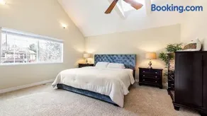 Spacious Country Club Golf Course Retreat - Image 3