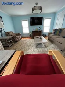 Comfy 2 Bedroom Apartment Close to Lake Erie - Image 3