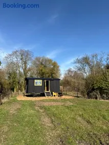 'Russet' Hut on fruit farm - Image 1