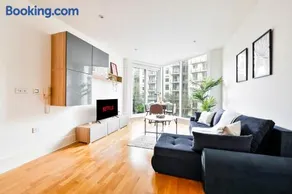 Bright Riverside 2 Bed Haven with Balcony - Modern Comfort in Battersea - Image 4