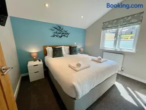 Pet-Friendly 3-Bed Home with Balcony - Walk to Beach & Golf - Image 5