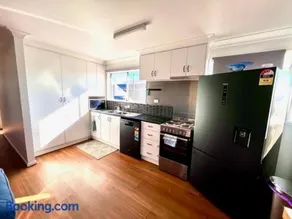 Clarendon Cottage, near Lowood , Fernvale, right on the BVRT - Image 4