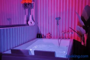 NUSA'MOR petite maison romantique baignoire balnéo 2 places - Image 3