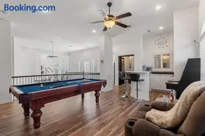 Spacious home with Heated Pool, Media Room & Spa - Image 2