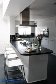 Gorgeous 3 Bedroom Victorian Townhouse - Image 1