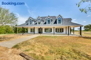 Unwind Fireside: Wills Point Gem w/ Hot Tub & Pond - Image 1