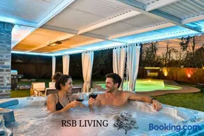 Elegant 5BR 2,5BA Holiday Home with Pool, Jacuzzi, BBQ, and Cinema Room - Image 1