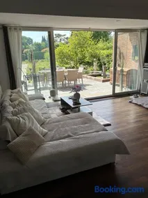 Idyllisches Zimmer mit Pool im Grünen, citynah - Image 4