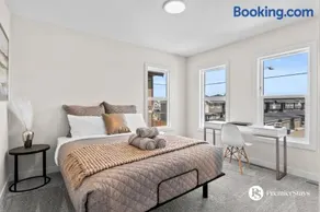 Luxurious Detached House with Private Garage, Lake View, Central AC & More - Image 3