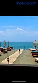 Tale beachfront flat - Image 1