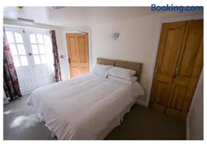 The Queens Head - Image 1