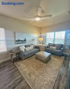 Modern Townhouse Retreat - Image 1