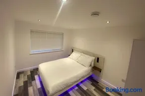 Spacious 1-Bed Apartment - Sleeps 2 & Parking - Image 4
