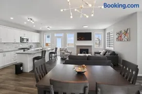 Spacious 3BR Home Near Airport & Shopping - Image 1