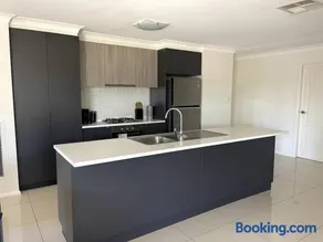 Urban 3BR Oasis Style & Comfort! - Image 2