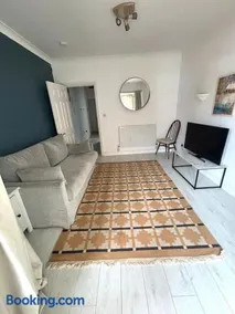 Queen Anne Court-FREE PARKING By Prescott Apartments - Image 3