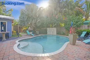 Kiki 2 - Men's Clothing optional Guest Houses - Image 3