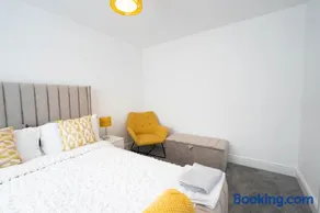 Entire Modern Home with Private Parking for 6/8 Persons - Image 2
