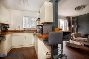 Three Bedroom House, Driveway, Bracknell Centre - Image 1