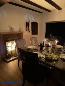 Farmhouse Retreat with Hot Tub, Pool, Horses, Games Room, Free Car Park, Only 45 min from Oxford Circus - Image 4