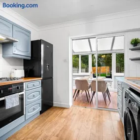Stylish Three Bedroom House - Garden - Parking - Netflix 73BR - Image 4