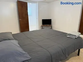 Large and private 3 bedroom and 2 bathroom apartment, separate street entrance - Image 2