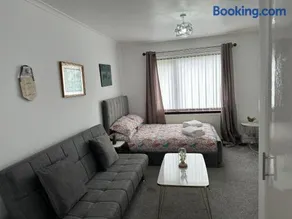 Lovely 3 bedroom house close to City Centre - Image 2