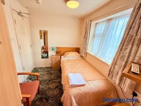 Hylands Hotel Single Room with Shared Bathroom & Free Parking - Image 2