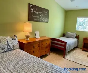Cozy Guesthouse with Private Pool and Heated Jacuzzi - Image 4