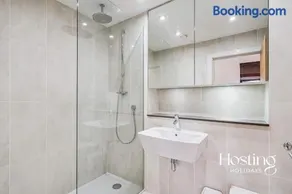 The Hamilton Suite - 2Bed Apartment with Parking - Image 3