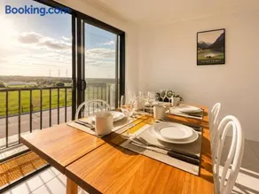 City Explorer Base 3BR&2 Floors&Walk to Mall & Airport Transit - Image 2