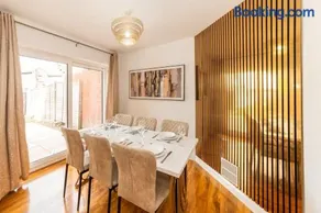 4 Beds Free Parking Fully Equipped Home - Image 1
