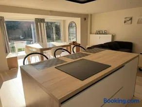 Modern Flat With Garden - Image 3