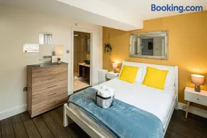 Swiss Cottage Hideaway Sleeps 8 Regents Park - Image 4