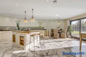 Spacious 5-Bedroom Farmhouse l Near Thetford Forest - Image 3